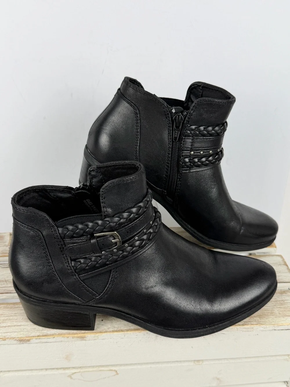 Baretraps Giles boots feature a braided strap detail and a side buckle size 8M